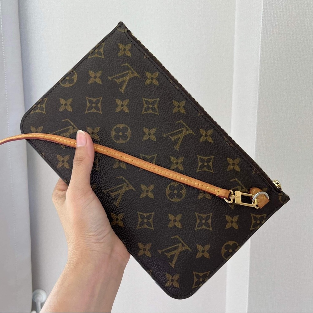 Louis Vuitton neverfull wristlet MM